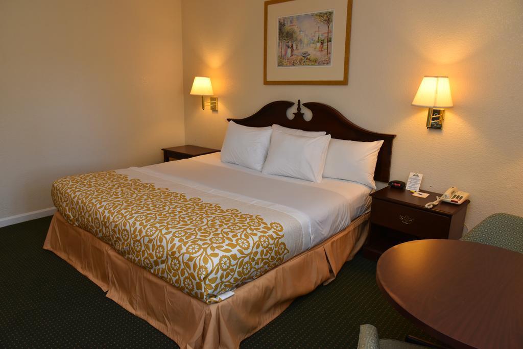 Econo Lodge Cherry Point Havelock Exteriör bild