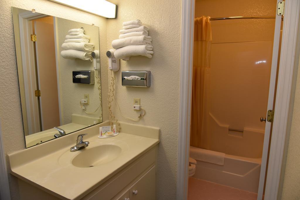 Econo Lodge Cherry Point Havelock Exteriör bild