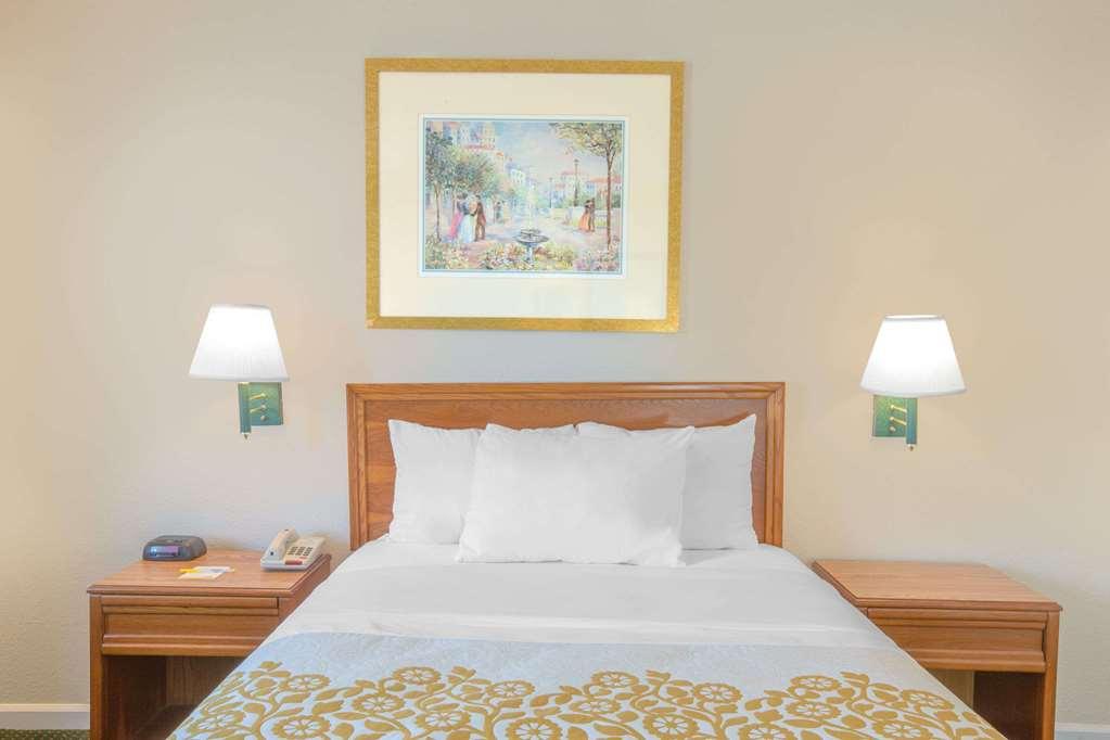 Econo Lodge Cherry Point Havelock Exteriör bild