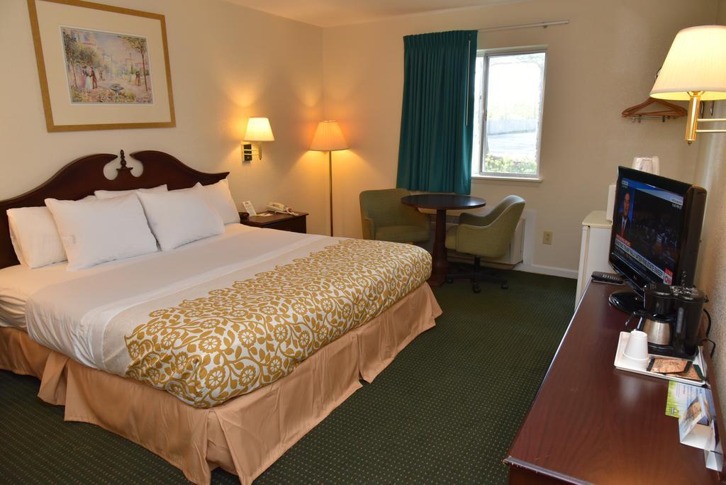 Econo Lodge Cherry Point Havelock Exteriör bild