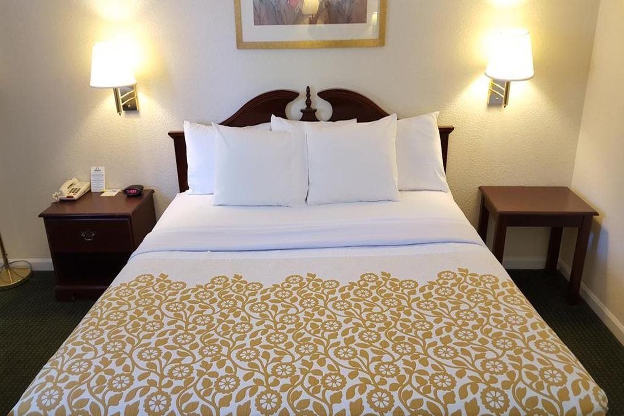 Econo Lodge Cherry Point Havelock Exteriör bild